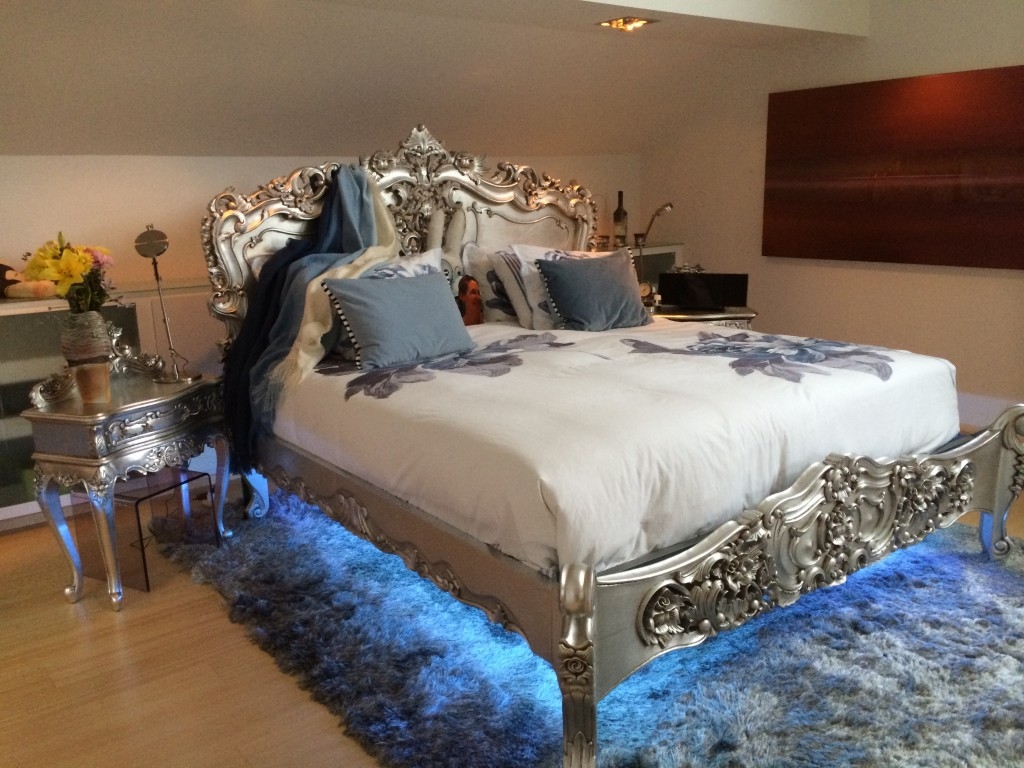 Центром спальни в стиле рококо, конечно же, является кровать