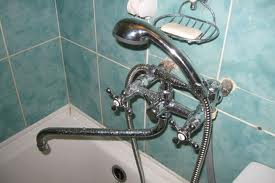 Как установить смеситель в ванной?
